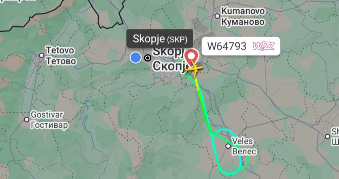 Авион на WizzAir удрил во јато птици при полетување од Скопје