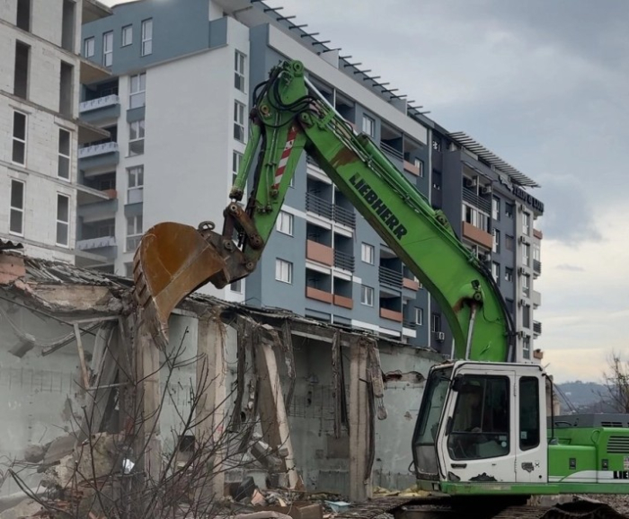 Општина Кисела Вода уриваше дивоградба во населбата 11 Октомври