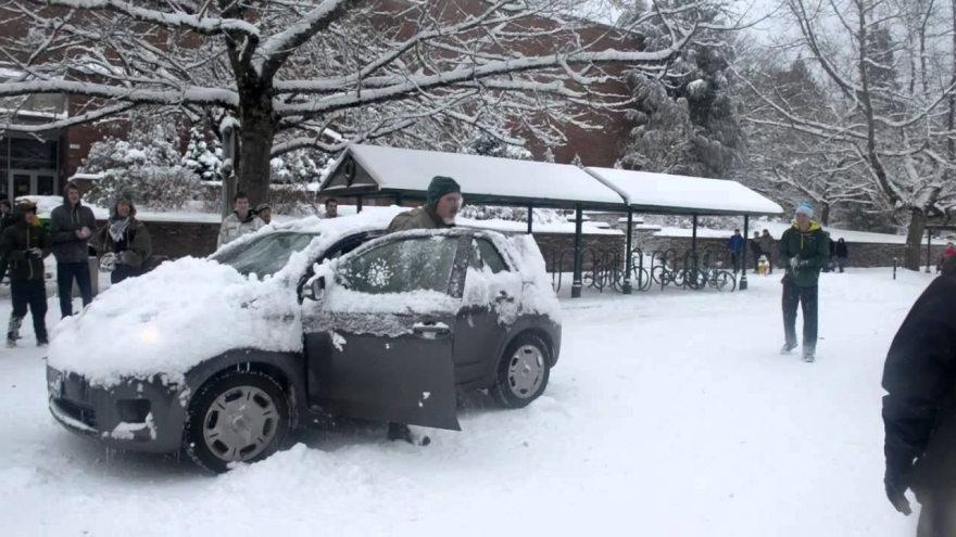 Драма во Аеродром: Непознат маж натепал и насилно внел малолетник во гепек, барал да му каже кој удирал со снежни топки кон возилото