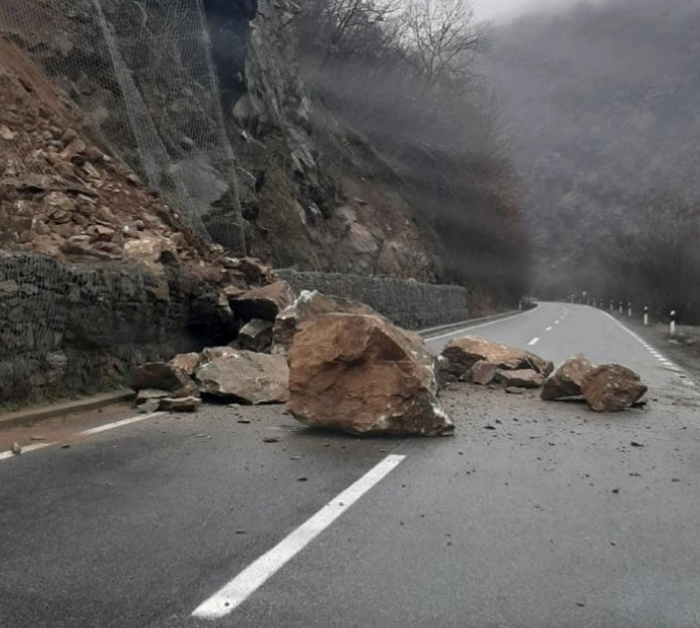 Одрон на патот Кичево-Гостивар кај Колари, на Лисец-Попова Шапка забрана за автобуси и камиони